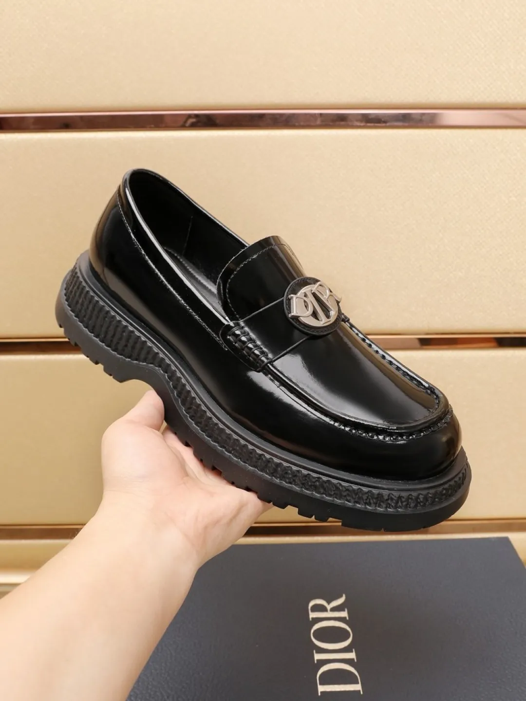 Factory P500💰dior 🆕Men's classic loafers, which combine classic shoe styles with retro California style. Slipper style design, easy to put on and take off. Crafted from top-grain cowhide leather, they feature a rubber lugged sole and the DIO* AND SHAWN signature in brass and enamel. Wear it with casual clothing or a suit. Size: 38-44 (45.46 customized